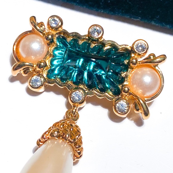 Hutton Wilkinson Pearl and Emerald Green Colored Stone Brooch / Pin - Picture 10 of 16